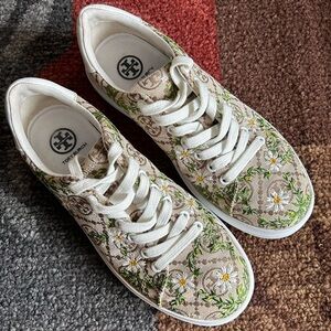Tory Burch Howell T Monogram Daisy Embroidered Court Sneaker